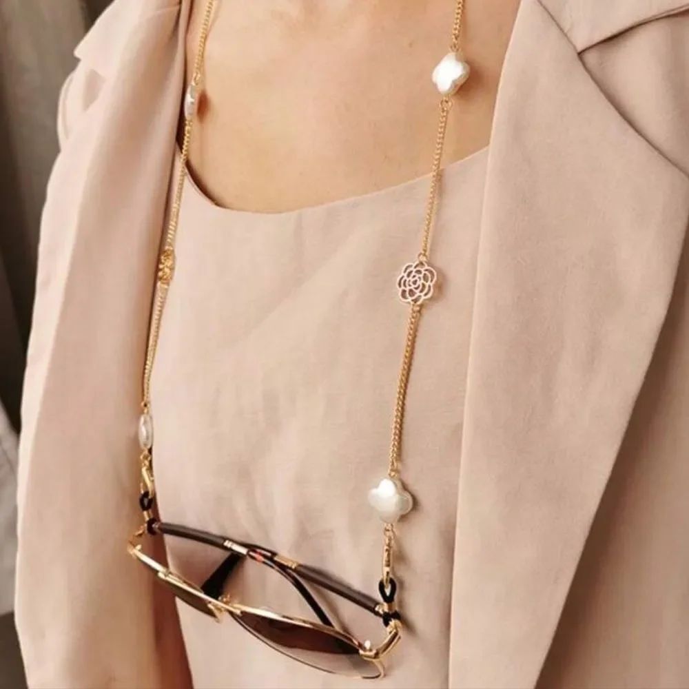 Elegant Gold Eyewear Chain with Floral Accents R307